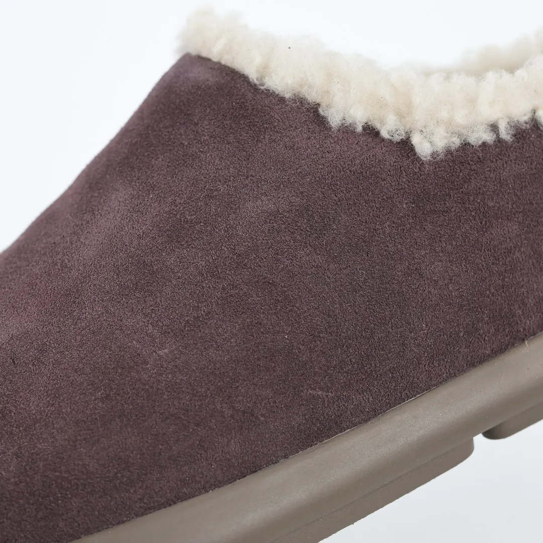 Pick up locally💰560 Core recommendation Good price Independently developed original outsole and cashmere insole to keep you warm in winter and suitable for home use. In the new year, uug launched a style series, which is partially geared towards the preferences of young consumers and has also moved to the forefront of fashion trends. Shoe body material Water-repellent coated suede upper 17 mm UGGPURE™ implanted wool insole Lightweight non-slip comfortable rubber outsole With brand LOGO trademark Comes with a full set of packaging Size: 35 36 37 38 39 40 41 42 43 44